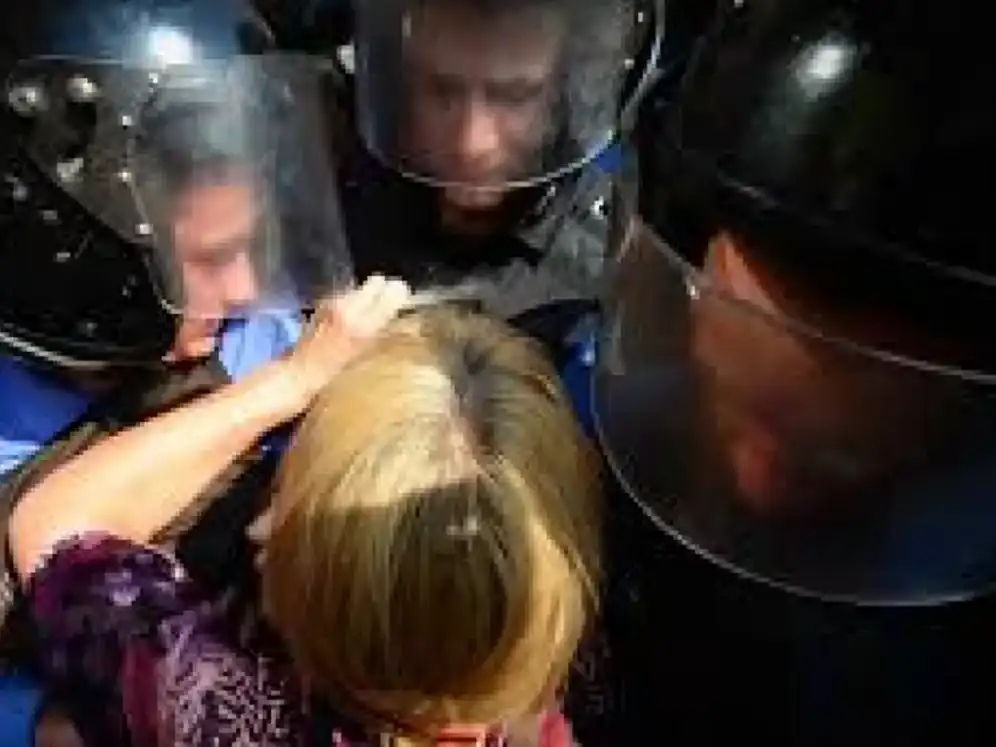 Украинки влязоха в сблъсък с полицията пред стадион "Локомотив" във Виница Видео