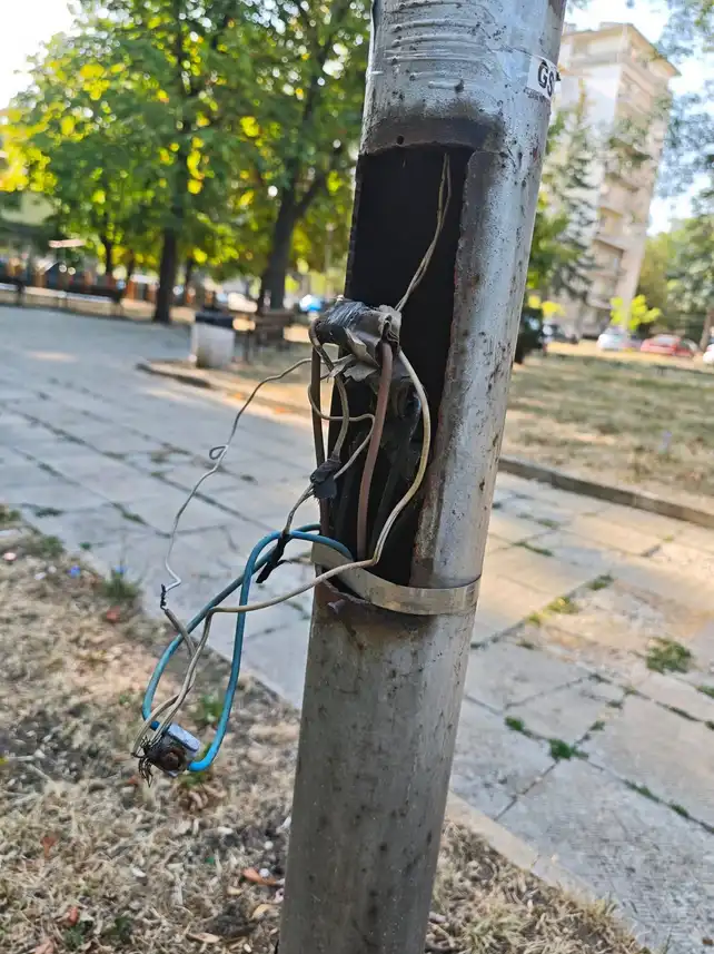 Безумията в София: Кабели убийци стърчат край детска площадка Снимки