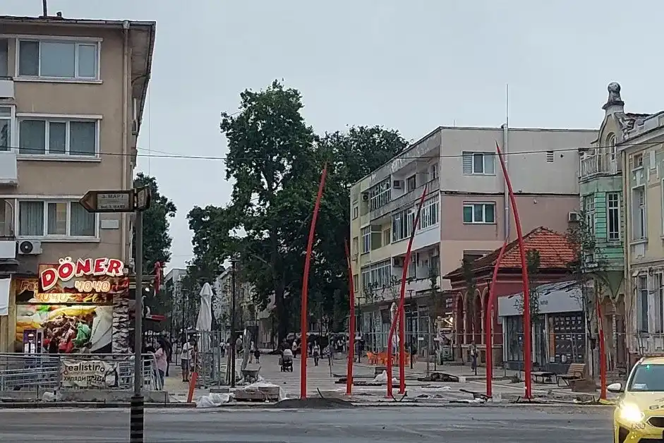 Арт инсталация на пъпа на Добрич подпали мрежата Снимки