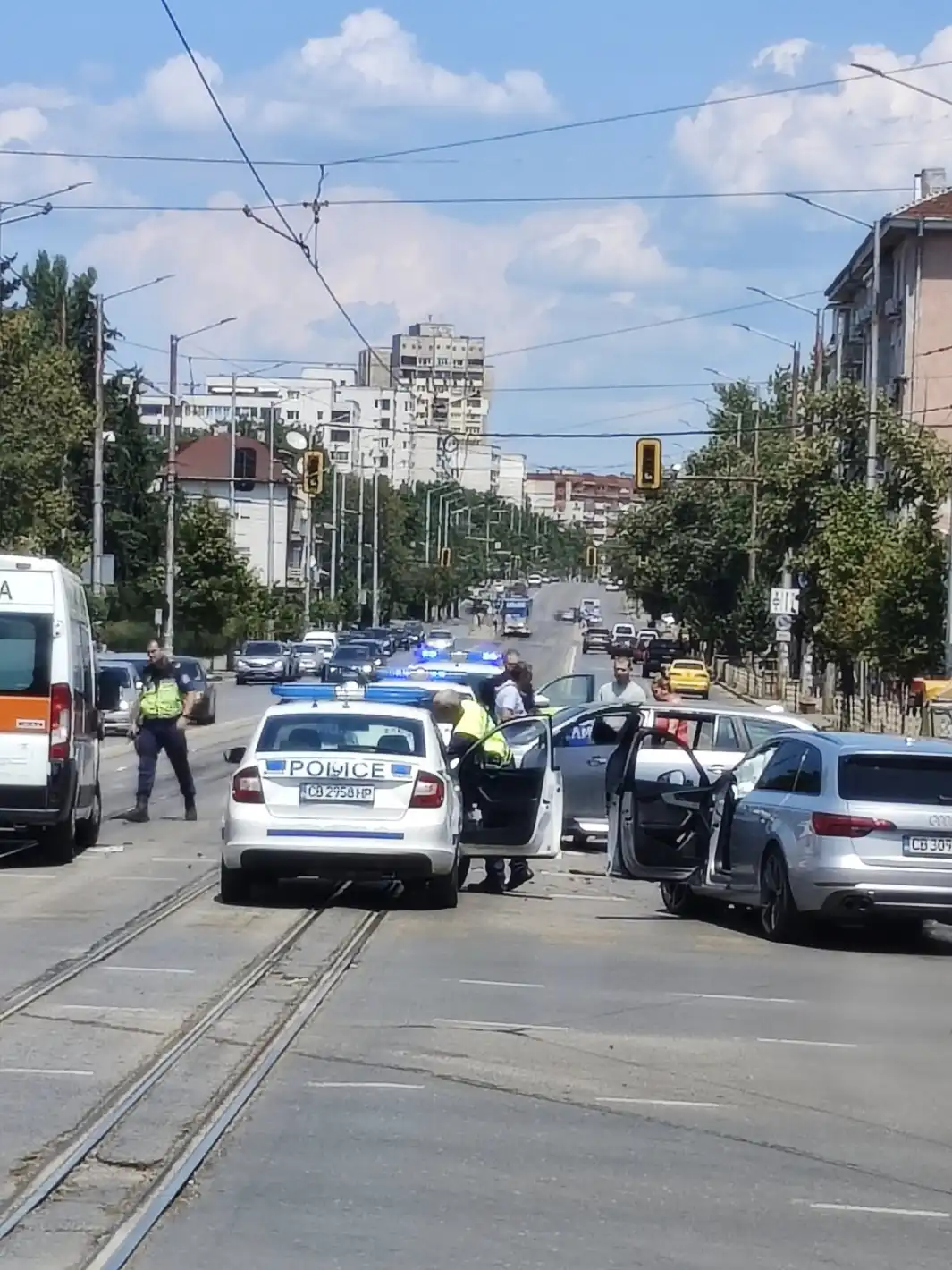 Адско меле на ключово кръстовище в София, линейка и патрулка са на място Снимки