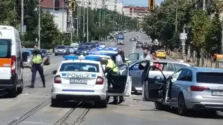 Адско меле на ключово кръстовище в София, линейка и патрулка са на място Снимки