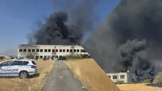 Пожар в „Погребите“ в Бургас, където спецчасти и ловци провеждат стрелби Видео