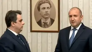 Гореща мълва: Асен Василев удари дъното! Предложил се на Радев, за да...
