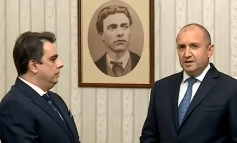 Гореща мълва: Асен Василев удари дъното! Предложил се на Радев, за да...