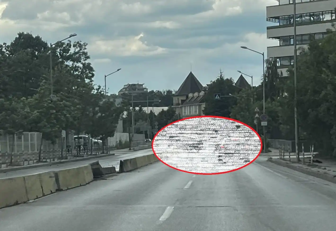Катастрофа с каскадни елементи в София: Голф се озова върху... Снимки