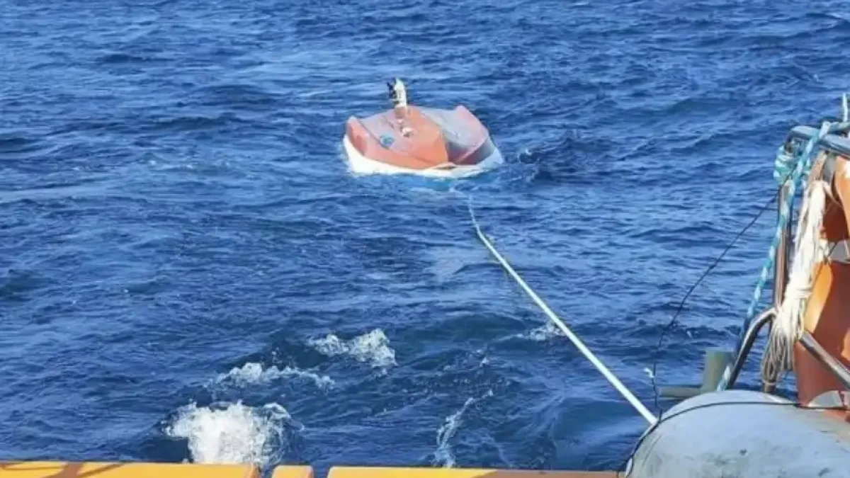 Инцидент с преобърната лодка с хора в морето край Несебър Снимки