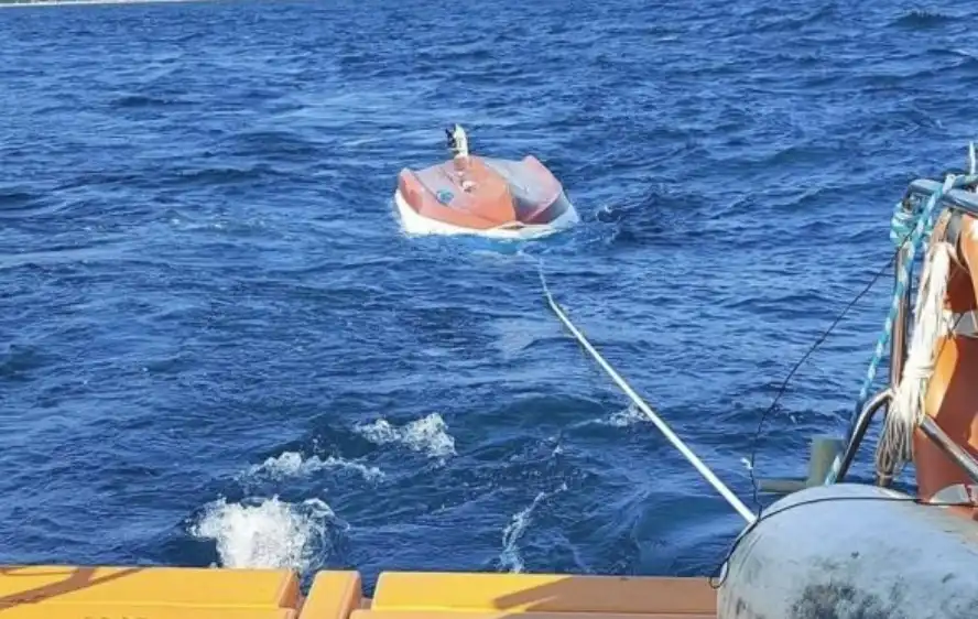 Инцидент с преобърната лодка с хора в морето край Несебър Снимки