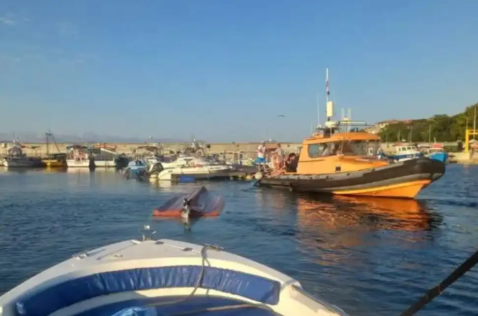 Инцидент с преобърната лодка с хора в морето край Несебър Снимки