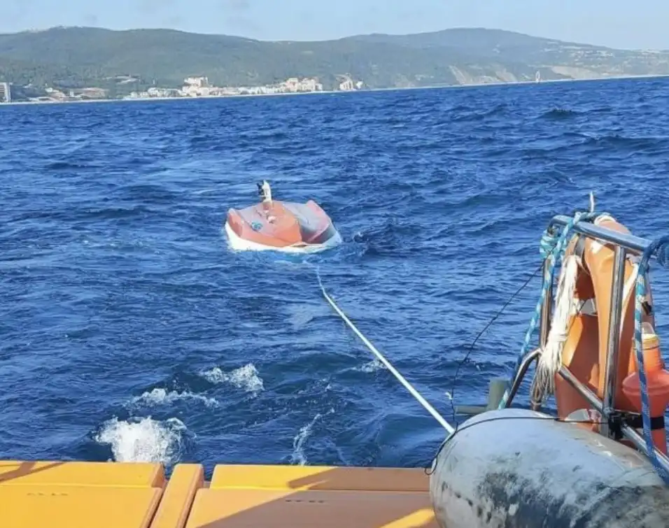Инцидент с преобърната лодка с хора в морето край Несебър Снимки