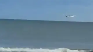 Авиокатастрофа на метри от популярен плаж, туристите в ужас Видео