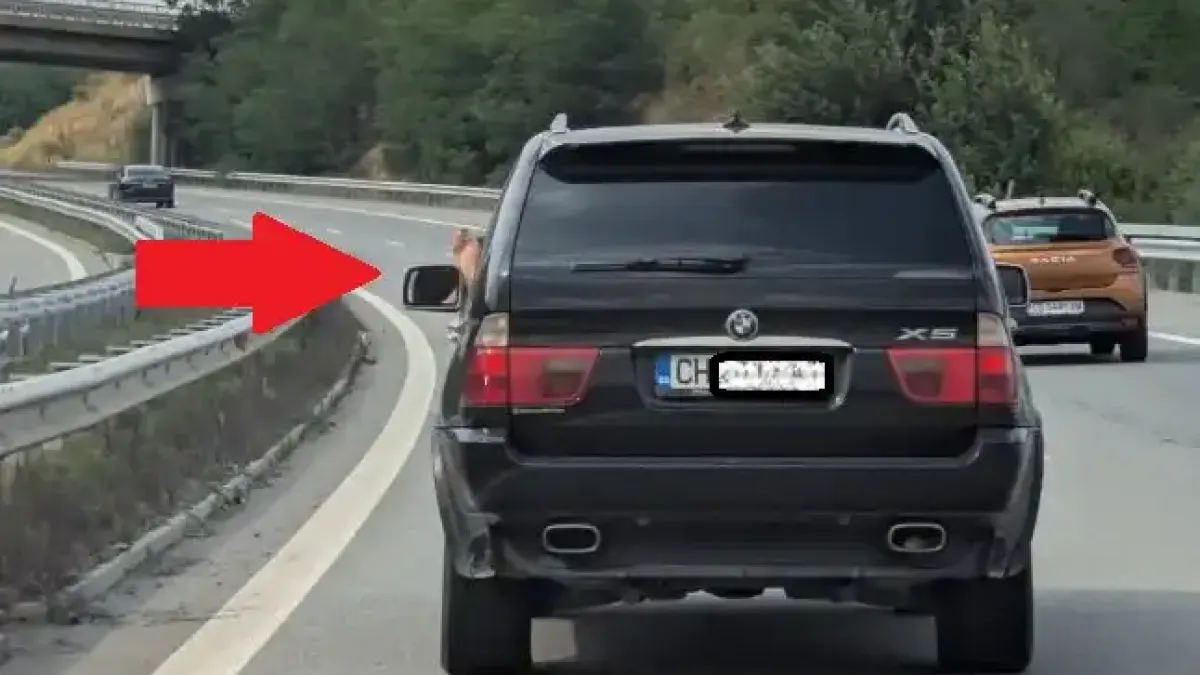 Невиждано безумие на пътя: Шофьор кара със 130 км/ч... на шпагат Снимки