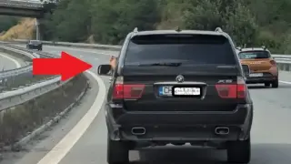 Невиждано безумие на пътя: Шофьор кара със 130 км/ч... на шпагат Снимки