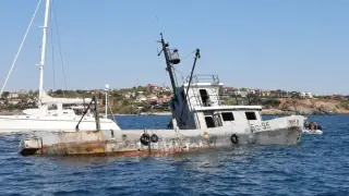 Край на една епоха! Един от първите железни риболовни кораби у нас вече е на дъното на морето Снимки