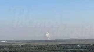 Хаос в руска военна база: Загадъчен взрив предизвика мащабен пожар край Ростов Видео