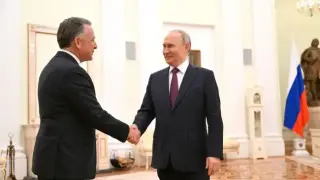 Путин посрещна топло човека на Тръмп в Кремъл, преговорите започнаха!
