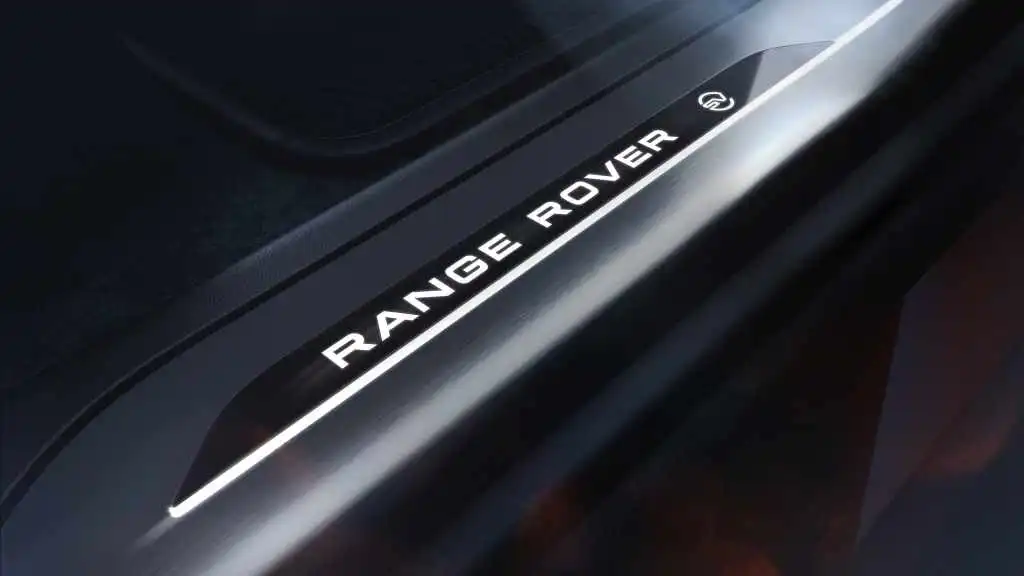 Новият RANGE ROVER SPORT SV CARBON допълва водещата гама от динамични, луксозни и високопроизводителни модели