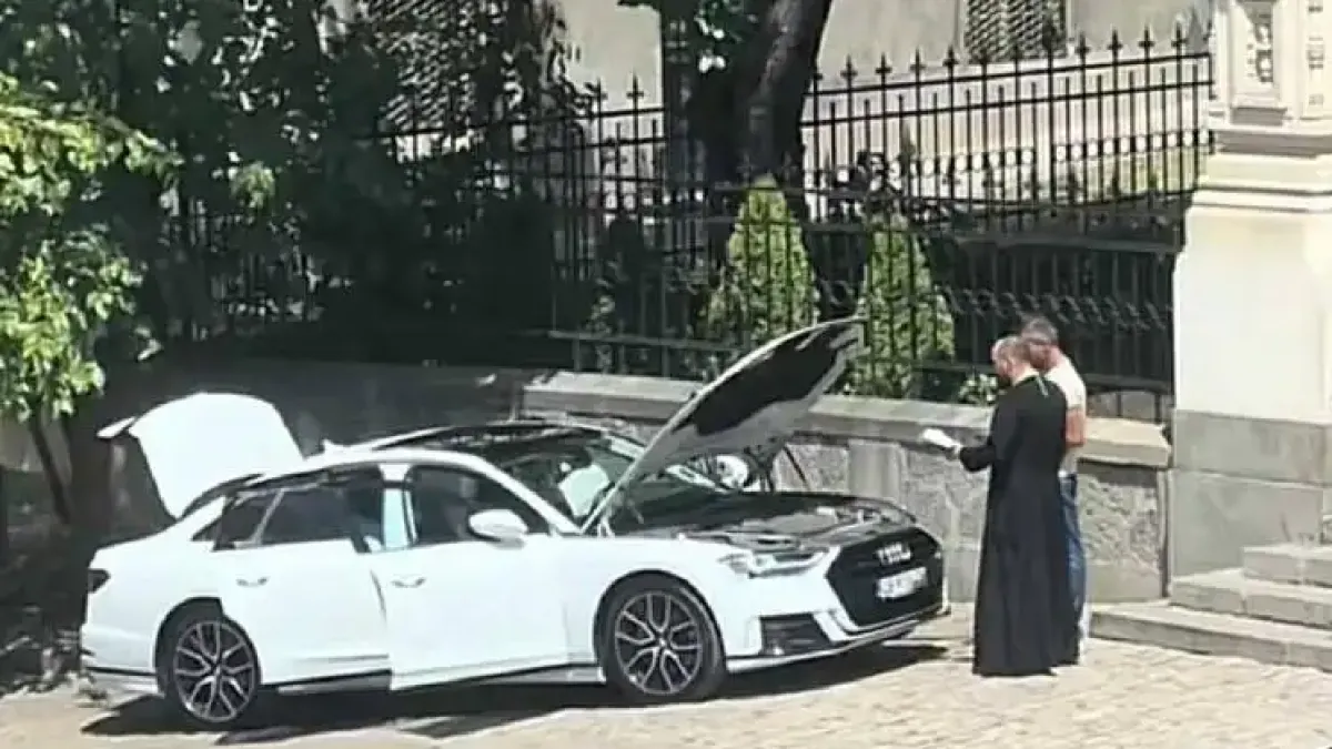 Благословия на „Ауди“ пред Руската църква подпали мрежата Видео