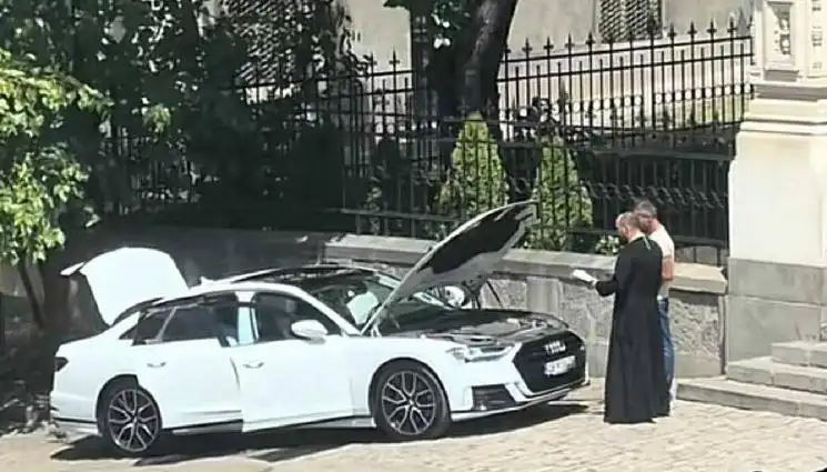 Благословия на „Ауди“ пред Руската църква подпали мрежата Видео