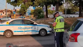 Шофьорка се вряза в полицейски автомобил в Русе Видео