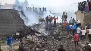 Ужасяваща катастрофа с жертви! Самолет се разби в жилищен квартал във... Видео
