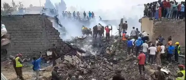 Ужасяваща катастрофа с жертви! Самолет се разби в жилищен квартал във... Видео