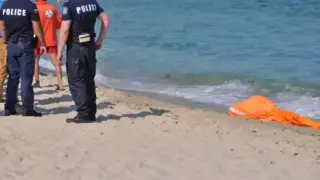 Ченгета се изсипаха на плажа в Обзор, закопчаха спасител за...