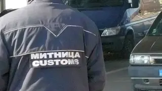 Митничари спряха автобус на "Капитан Андреево" и ето на какво се натъкнаха Снимки