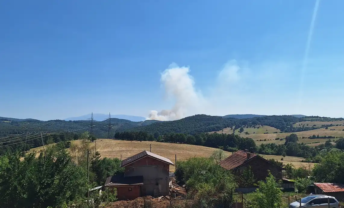 Извънредно: Пожар гори край Костинброд, активирана е BG-Alert Видео