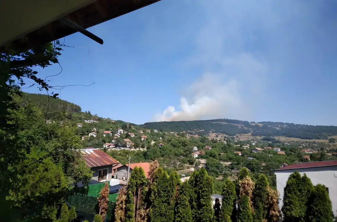 Извънредно: Пожар гори край Костинброд, активирана е BG-Alert Видео