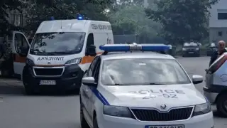 Трагедия потресе наш град! Мъж полетя от балкона на саниращ се блок