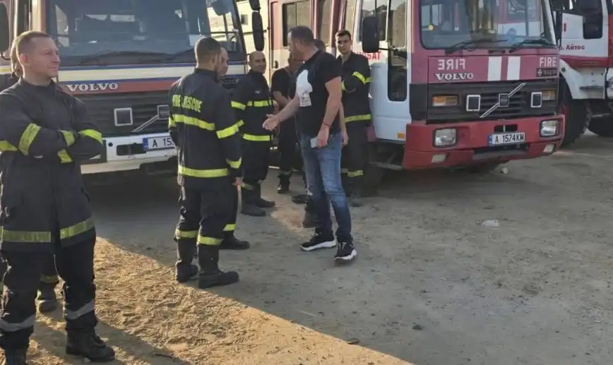 Депутати от ДПС-Ново начало участват в борбата с пожара в Сунгурларско