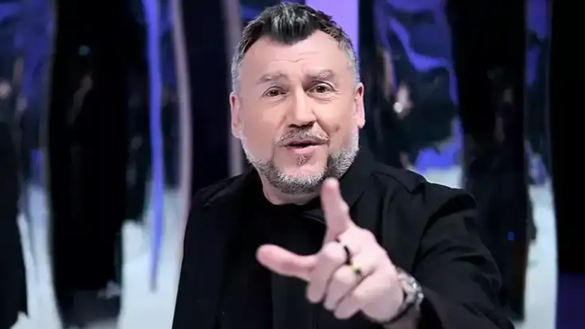 Скандал на сцената: Любо Киров размахва средни пръсти пред деца Видео 18+