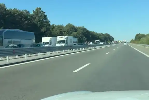 Ад на АМ "Тракия" заради ПТП! Тапата е километрична, а хората са извън колите Снимки