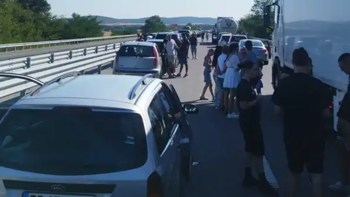 Ад на АМ "Тракия" заради ПТП! Тапата е километрична, а хората са извън колите Снимки