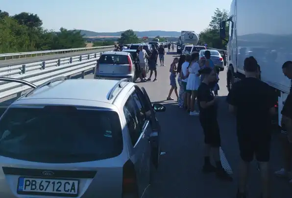 Ад на АМ "Тракия" заради ПТП! Тапата е километрична, а хората са извън колите Снимки