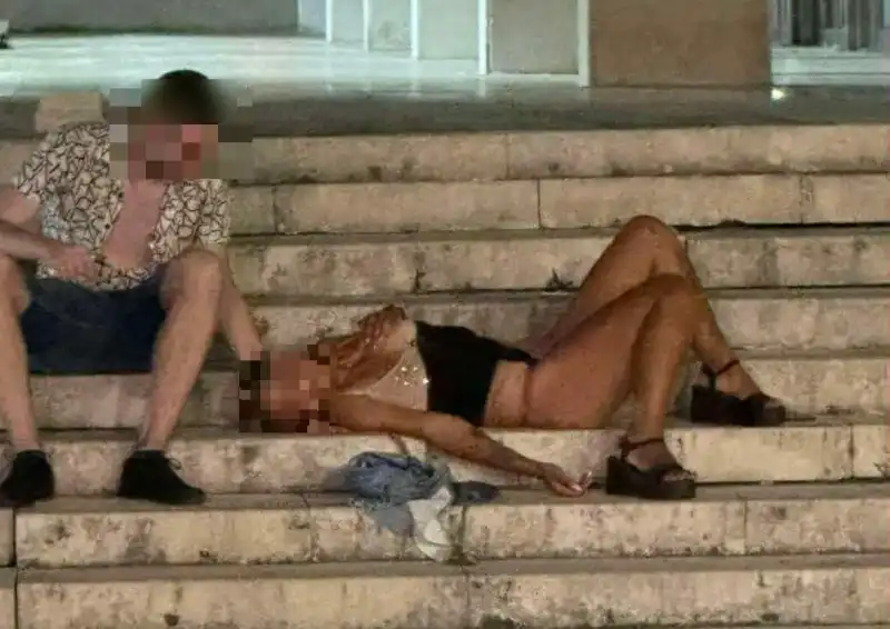 Срам във Враца! Измъкнаха полуголо момиче от дискотека в жалко състояние, легна на... Снимки 18+
