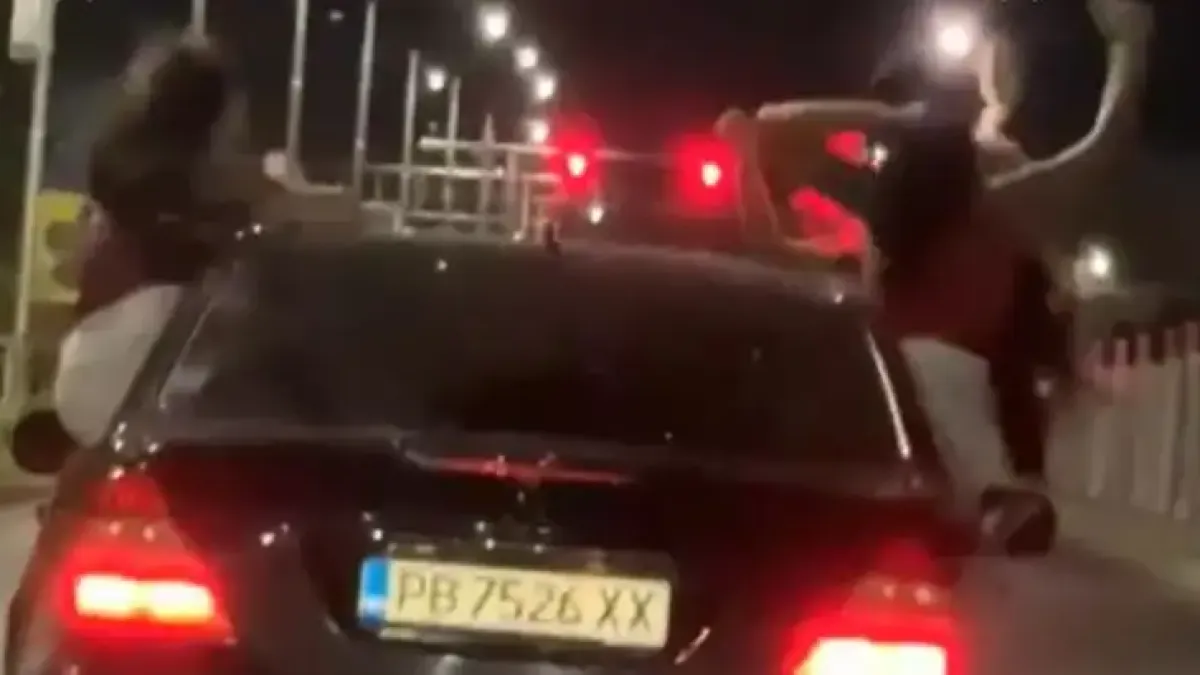 Безумие в Пловдив! Момичета висят от прозорците на кола в движение Видео