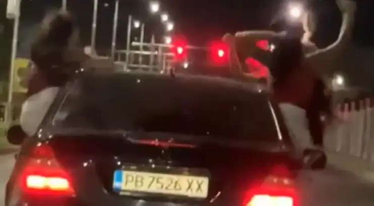 Безумие в Пловдив! Момичета висят от прозорците на кола в движение Видео