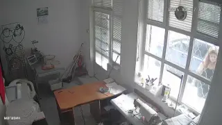 Варненка изригна в мрежата: Хвана нагла съгражданка да превръща прозореца ѝ в кошче