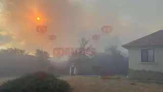 Пламналото село Скала опустя, 9 пожарни и хеликоптер гасят огъня Видео