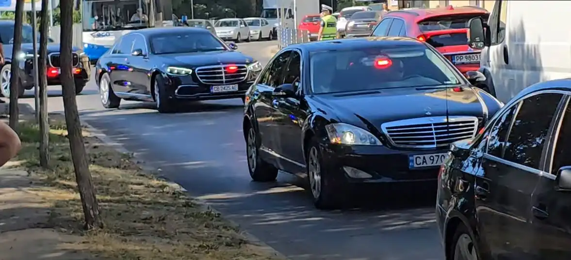 Скандалът гърми: Бивш МВР шеф удари Радев с неудобен въпрос за кортежа му, блокирал Варна