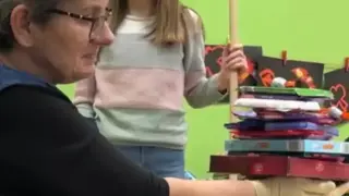Трогателно: Деца зарадваха училищната си чистачка, която се пенсионира Видео