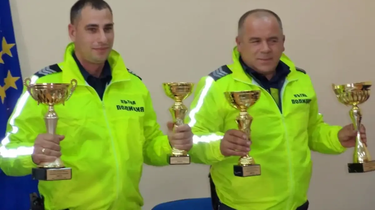 Герои в униформа: Полицаи от Добрич и Варна спасиха близнаци след три опита...