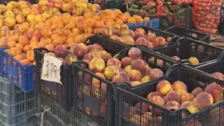 Този пазар е бинго: Праскови по 3 лв., левче за домати и краставици