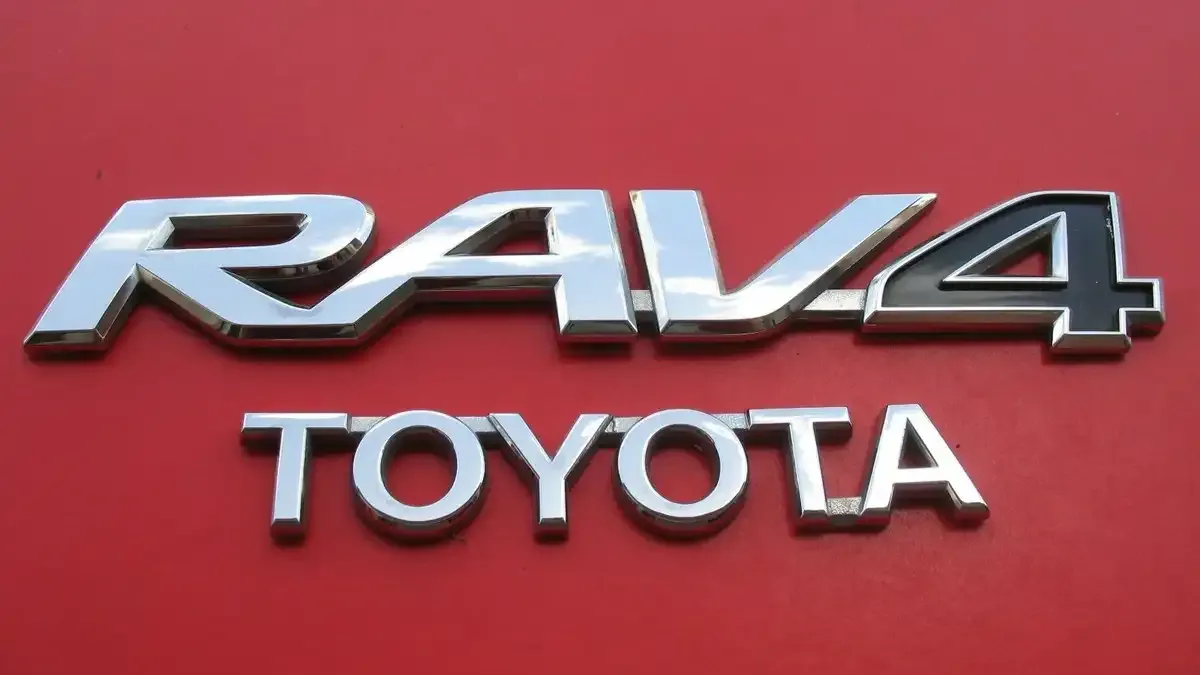 Първи снимки на най-евтината Toyota RAV4