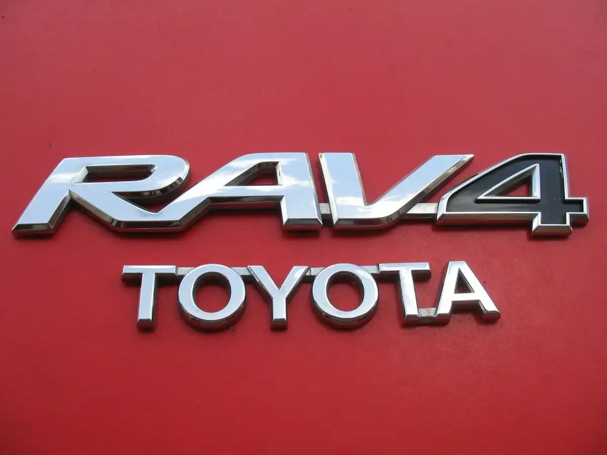 Първи снимки на най-евтината Toyota RAV4