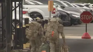 Центърът на Вашингтон почерня от военни и бронирана техника, има куп задържани