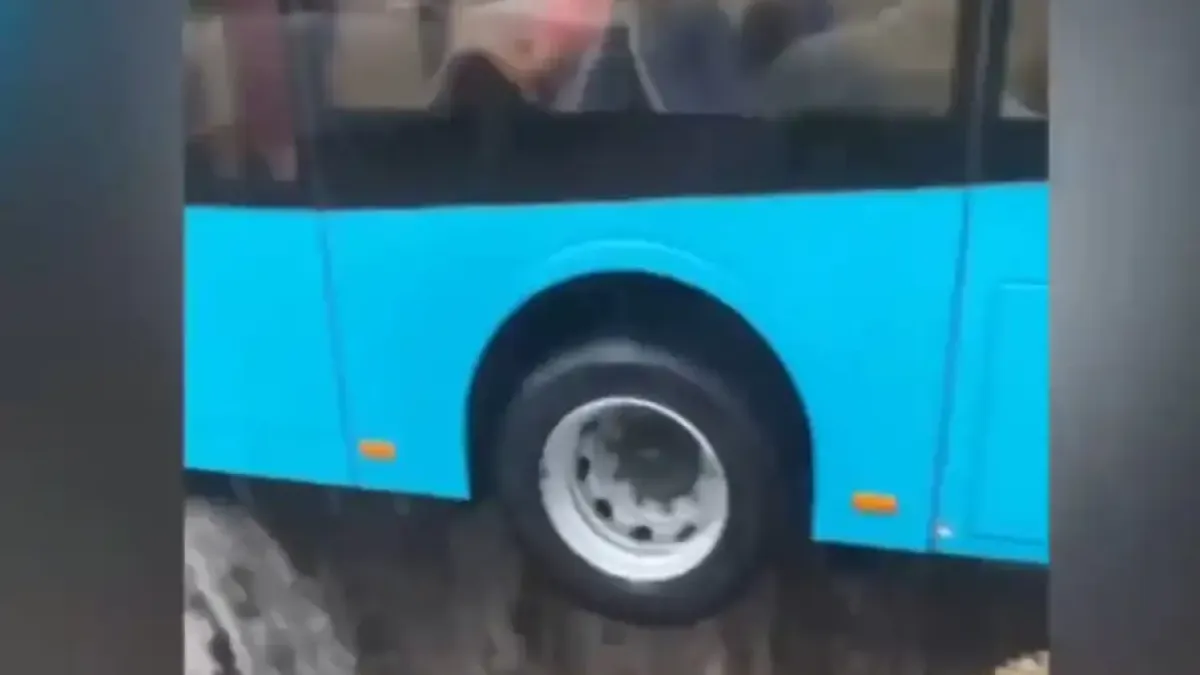 Зрелищни Видеа: Вижте как тролейбус с пътници увисна над огромна дупка в асфалта