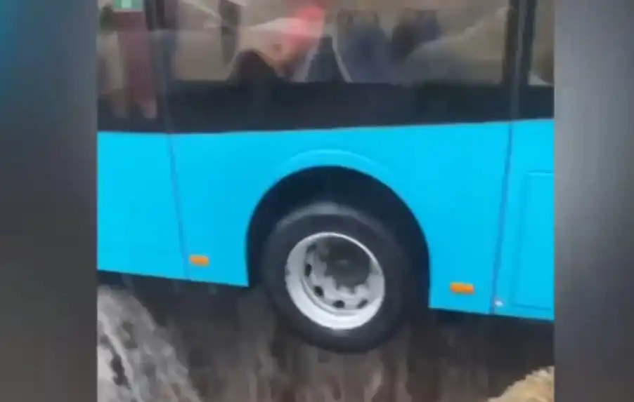 Зрелищни Видеа: Вижте как тролейбус с пътници увисна над огромна дупка в асфалта