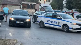 Екшън пред супермаркет във Варна с брадва и бухалка и бясно преследване пред полицаи